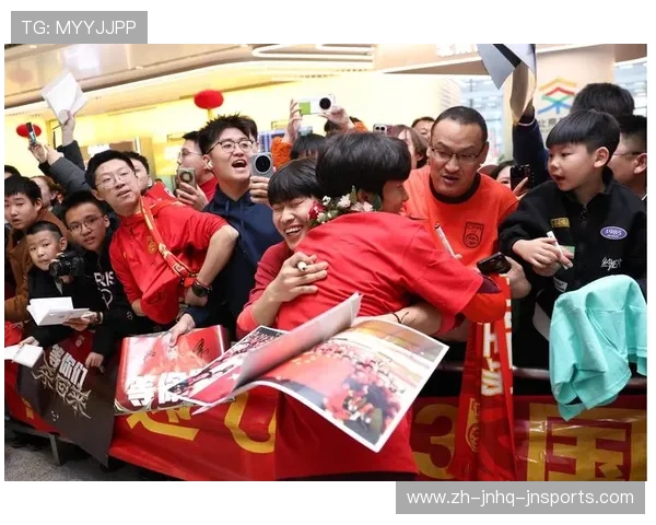 青春风暴归来U23国足抵达北京获球迷热情接机鼓舞